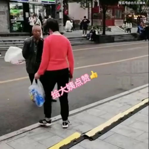 街头暴力事件，男子当街撕女外裤，社会道德底线何在？