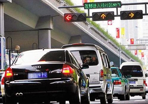 深入了解新交规，闯黄灯的规则与安全驾驶