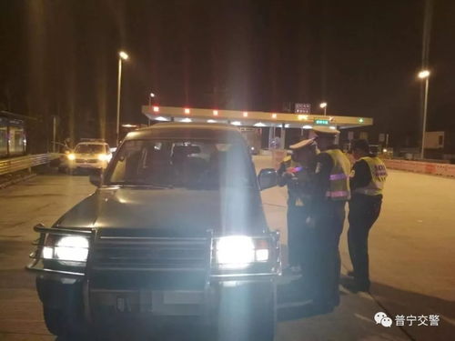 小车实载31人，超载现象的警示与安全驾驶的重要性