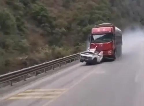 小车实载31人，超载现象的警示与安全驾驶的重要性