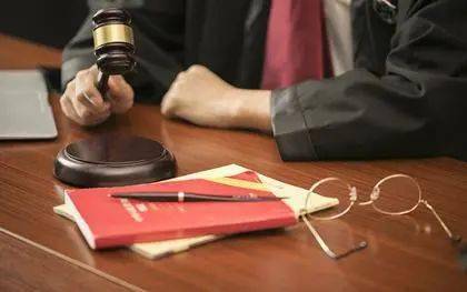 劳动合同法律师：专业解决劳动争议，避免高额赔偿与用工风险