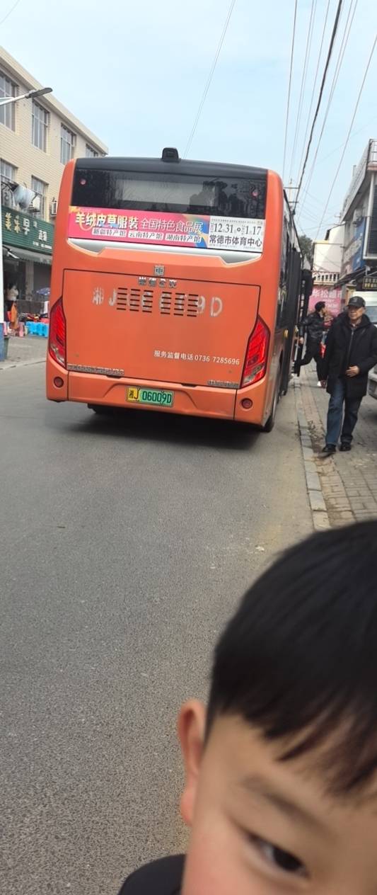 火焰吞噬公交的73秒，成都公交车燃烧事件背后的沉默真相与未被听见的呼救