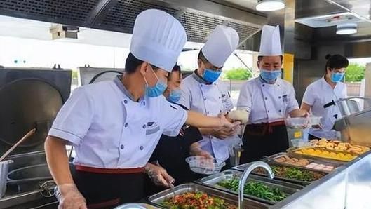 穿西装的公务员,到底该不该在食堂抢最后一份红烧肉?撕开国家公务员行为规范的温情面纱,我们真正缺的不是条文,而是对公职人格的敬畏 穿西装的公务员,到底该不该在食堂抢最后一份红烧肉?撕开国家公务员行为规范的温情面纱,我们真正缺的不是条文,而是对公职人格的敬畏