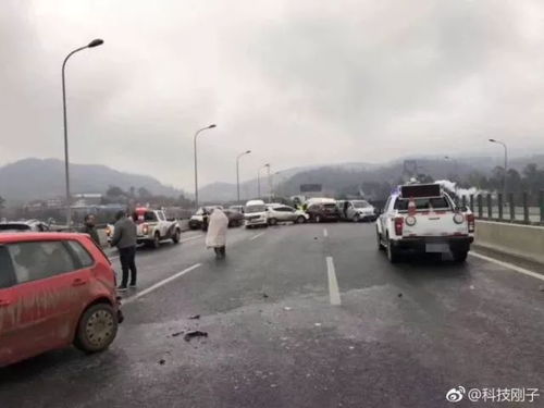教练出车祸2人死亡刷屏后,我连夜翻遍37份驾培事故报告,那些被忽略的隐形加班、凌晨4点的练车场,和永远没签的劳务合同